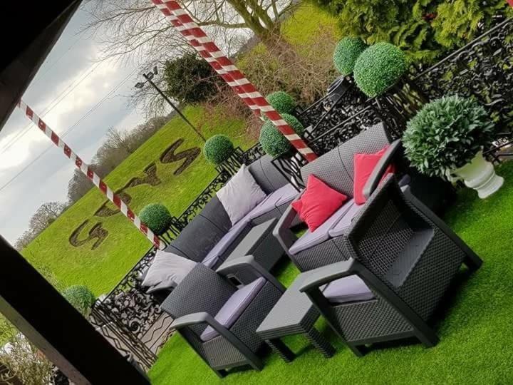 Guy's Thatched Hamlet 4*